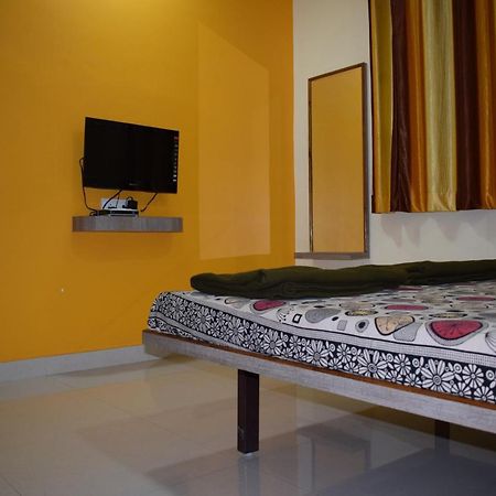 Vrundavan Hotel And Lodging Akalkot Екстериор снимка