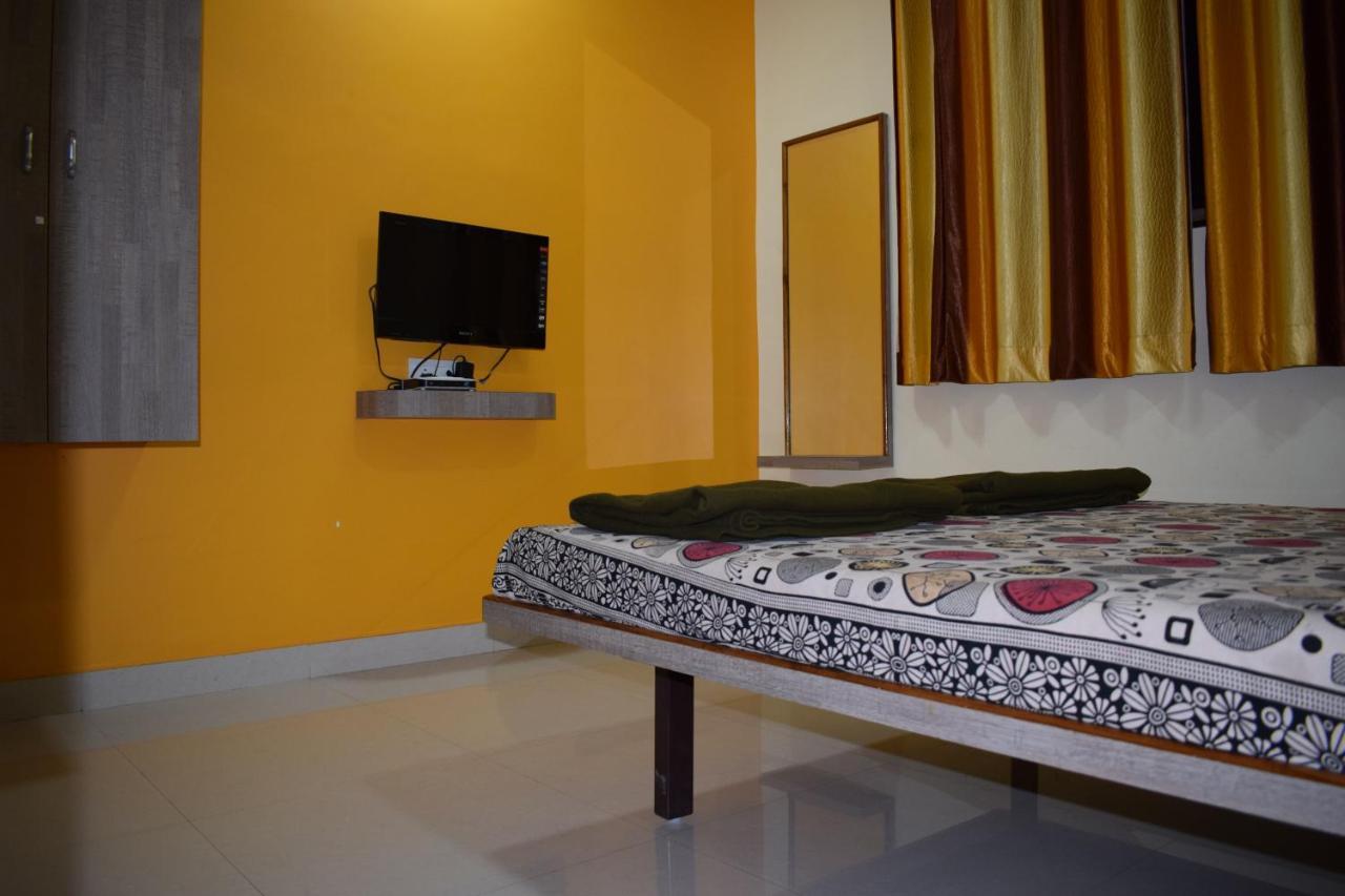 Vrundavan Hotel And Lodging Akalkot Екстериор снимка